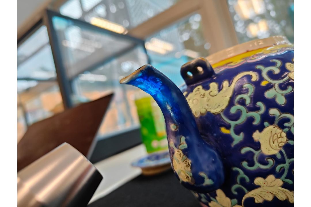A FAMILLE ROSE BLUE GROUND TEAPOT AND COVER - Image 5 of 6