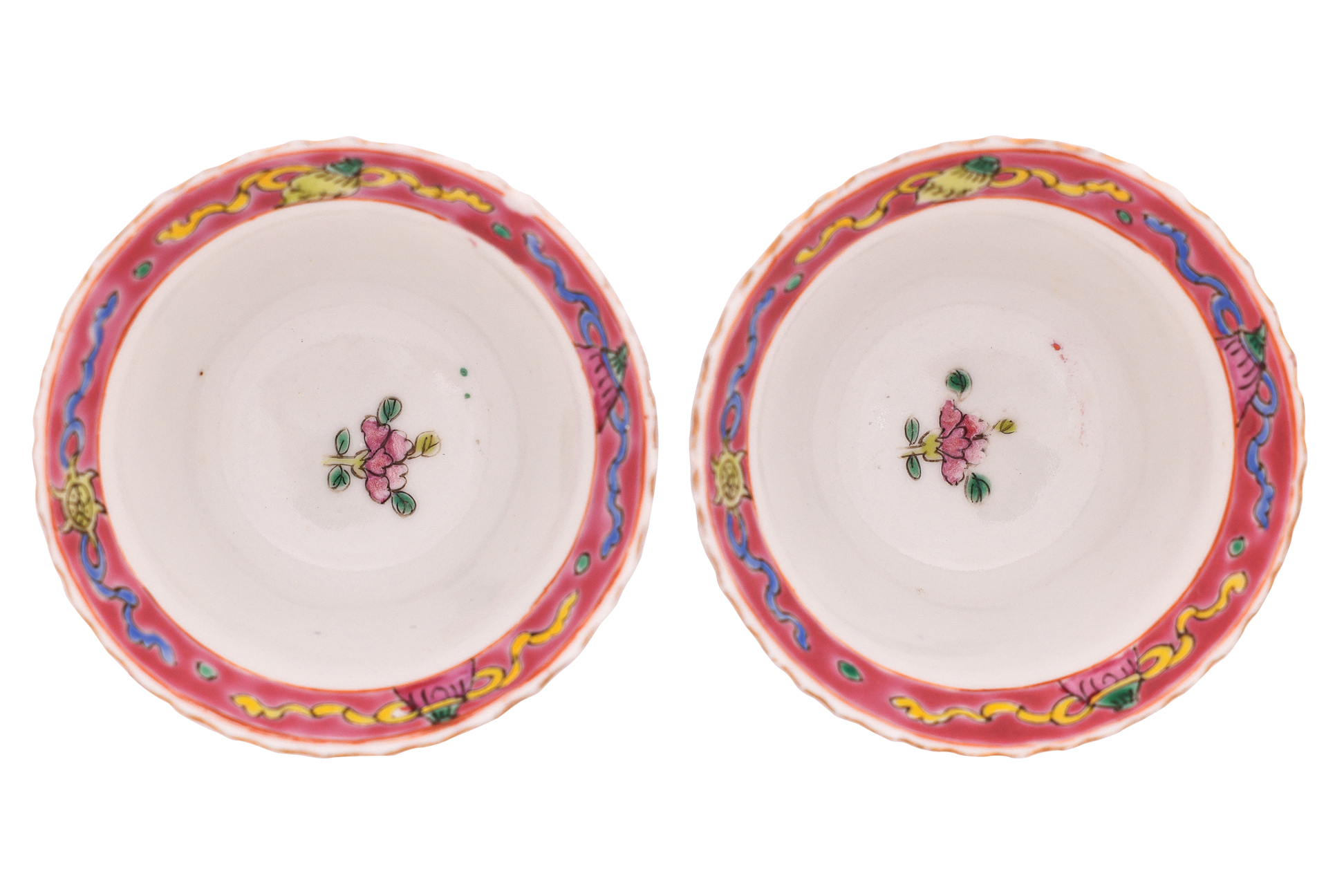A PAIR OF FAMILLE ROSE TEA BOWLS - Image 3 of 4