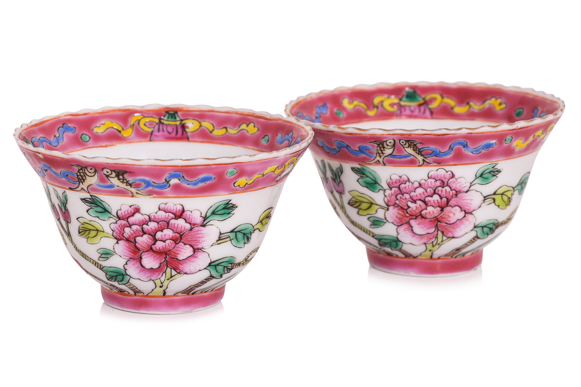 A PAIR OF FAMILLE ROSE TEA BOWLS