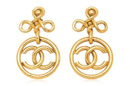 A PAIR OF CHANEL INFINITY CC EARRINGS