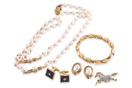 A GROUP OF FIVE COSTUME JEWELLERY PIECES
