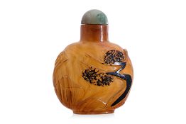 AN AMBER GLASS SNUFF BOTTLE