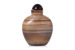 A BANDED AGATE SNUFF BOTTLE