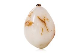 A JADE PEBBLE SNUFF BOTTLE
