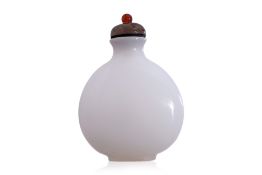 AN OPAQUE GLASS SNUFF BOTTLE