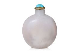 AN OPAQUE GLASS SNUFF BOTTLE
