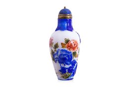A WHITE AND BLUE OVERLAY GLASS ENAMELLED SNUFF BOTTLE