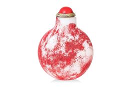 AN OPAQUE WHITE AND RED GLASS SNUFF BOTTLE
