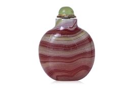 A MULTI-COLOURED BANDED GLASS SNUFF BOTTLE