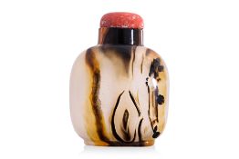AN AGATE SNUFF BOTTLE
