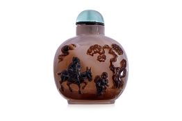 A CHALCEDONY AGATE SNUFF BOTTLE