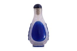 A BLUE OVERLAY AND CLEAR GLASS BUBBLE-SUFFUSED SNUFF BOTTLE