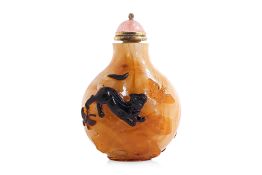 AN AMBER AND OPAQUE WHITE GLASS RELIEF DECORATED SNUFF BOTTLE