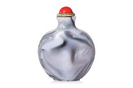 AN OPAQUE WHITE AND GREY GLASS SNUFF BOTTLE