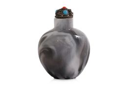 AN OPAQUE WHITE AND GREY GLASS SNUFF BOTTLE