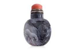 A BLACK AND WHITE JADE SNUFF BOTTLE