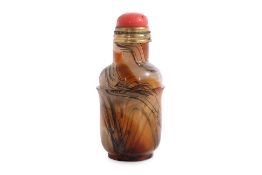 A GLASS SNUFF BOTTLE WITH AMBER AND BLACK NEEDLE-LIKE STREAKS