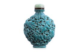 A TURQUOISE GLAZED PORCELAIN SNUFF BOTTLE