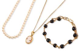 A GROUP OF THREE JEWELLERY PIECES