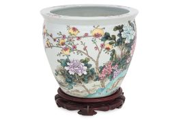 A LARGE FAMILLE ROSE PORCELAIN JARDINIERE