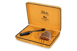 A DELTA COLOSSEUM DEMONSTRATOR FOUNTAIN PEN