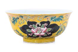 A YELLOW GROUND ENAMEL DECORATED BOWL