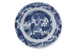 A BLUE AND WHITE PORCELAIN PLATE