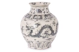 A LARGE VIETNAMESE BLUE AND WHITE VASE