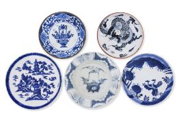 A GROUP OF FIVE BLUE AND WHITE SAUCER DISHES