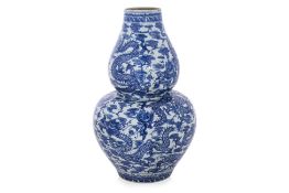 A BLUE AND WHITE PORCELAIN DOUBLE GOURD DRAGON VASE