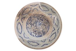 A LARGE VIETNAMESE BLUE AND WHITE DISH WITH CRANE