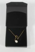 An as new Lily & Roo Gold Large Pearl Lariat Neckl
