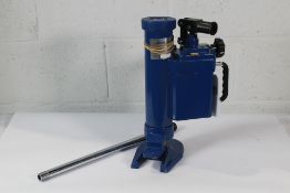 An Unbranded Toe Jack. As New.