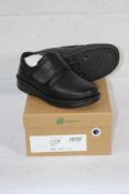 A pair of as new G Comfort P-3708 Wide Fit Grunwald Shoes in Black, Size UK 6.5.