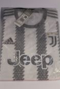 Adidas Juventus Turin Replica Home 22/23 Shirt Size UK M.
