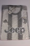 Adidas Juventus Turin Replica Home 22/23 Shirt Size UK M.