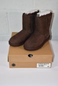 Ugg Classic Short 2 Boots in Brown (UK 5).