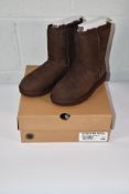 Ugg Classic Short 2 Boots in Brown (UK 5).