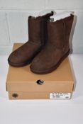 Ugg Classic Short 2 Boots in Brown (UK 5).
