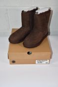 Ugg Classic Short 2 Boots in Brown (UK 5).