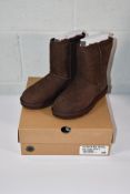 Ugg Classic Short 2 Boots in Brown (UK 5).