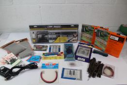 Quantity of Assorted Railwayana Used/As New to include Graham Farish by Bachmann N Scale Buses, Buff