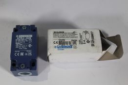 Eleven Schneider Electric Limit Switch Body, Metal, For OsiSense XC Standard Industrial Range.
