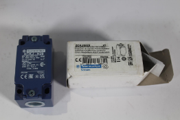 Eleven Schneider Electric Limit Switch Body, Metal, For OsiSense XC Standard Industrial Range.