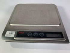Seca Metal Weighting Scales, Measures Grams/Ounces. Slight den on one corner, Battery Operated, Pre-