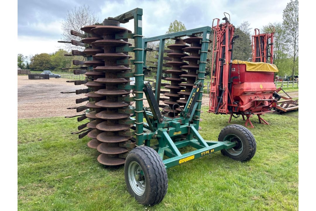 Cousins Type 28 4.8m hydraulic folding trailed press with fixed tines, levelling boards and rear pac - Image 3 of 5