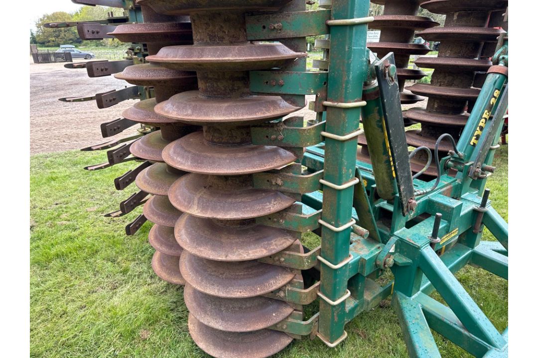 Cousins Type 28 4.8m hydraulic folding trailed press with fixed tines, levelling boards and rear pac - Image 4 of 5
