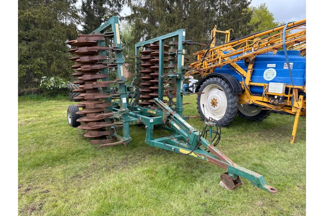 Cousins Type 28 4.8m hydraulic folding trailed press with fixed tines, levelling boards and rear pac - Image 1 of 5