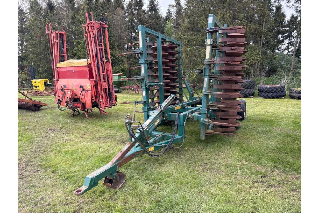 Cousins Type 28 4.8m hydraulic folding trailed press with fixed tines, levelling boards and rear pac - Image 2 of 5