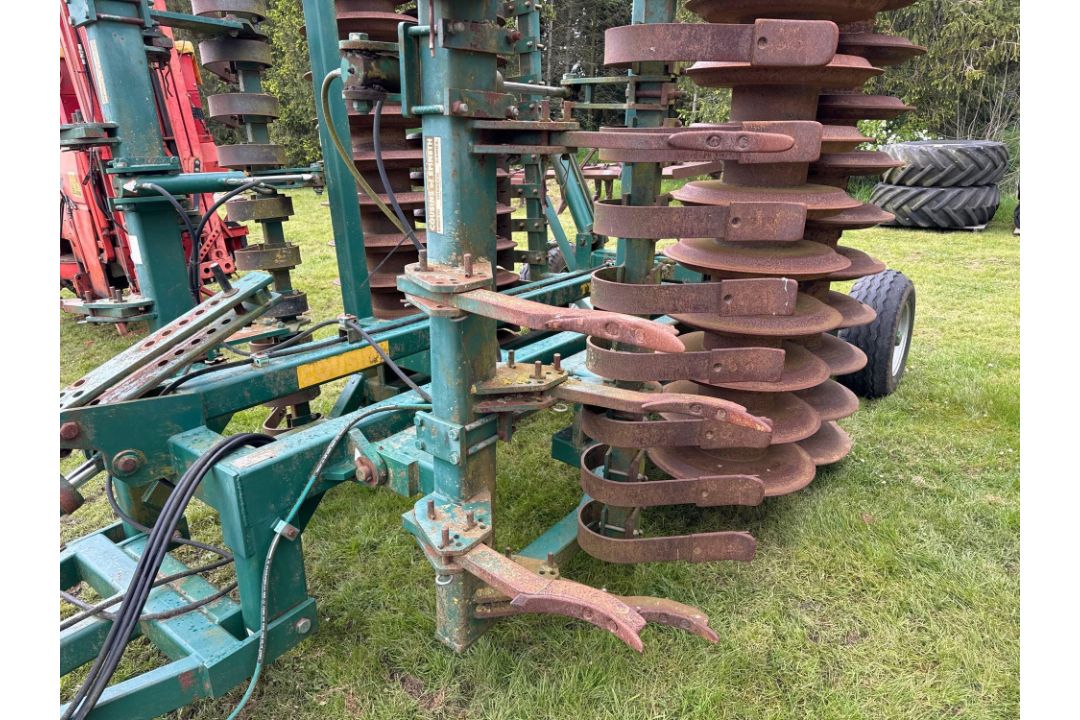 Cousins Type 28 4.8m hydraulic folding trailed press with fixed tines, levelling boards and rear pac - Image 5 of 5